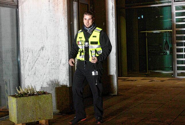 Armin Wozasek kontrolliert, ob beim Pfullendorfer Staufer-Gymnasium alles in Ordnung ist.