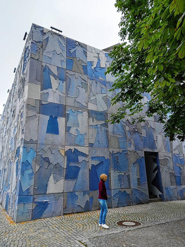 Das Stadtmuseum ist mit den Kleidungsstücken der Aufführung von 2010 verkleidet.