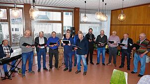 Der Männergesangverein Liederkranz erfreut die Gäste im sehr gut besuchten evangelischen Gemeindehaus mit weihnachtlichen Weisen. Aber ...
