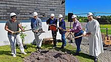Setzen die Spaten (von links): Petra Herdlitschka, Hendrik Peeters, Joachim Bucher, Alexander Trieschmann, Harald Weh und Harald Frey. ...