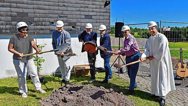 Setzen die Spaten (von links): Petra Herdlitschka, Hendrik Peeters, Joachim Bucher, Alexander Trieschmann, Harald Weh und Harald Frey. ...