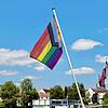 (Archivbild) An der Alten Rheinbrücke von Konstanz weht die Regenbogenflagge im Wind. Im Juli 2020 wurde diese erstmals gehisst.
