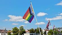 (Archivbild) An der Alten Rheinbrücke von Konstanz weht die Regenbogenflagge im Wind. Im Juli 2020 wurde diese erstmals gehisst.