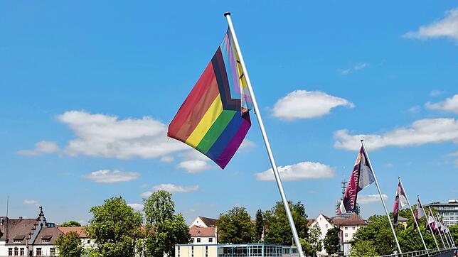 (Archivbild) An der Alten Rheinbrücke von Konstanz weht die Regenbogenflagge im Wind. Im Juli 2020 wurde diese erstmals gehisst.