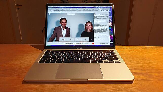 Dank einer Online-Übertragung kommt Gottmadingens Bürgermeister Michael Klinger mit Stephanie Riester von der Firma Translake quasi ins ...