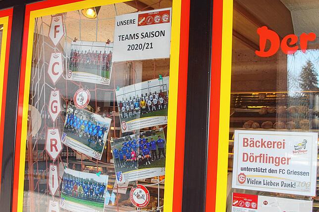 Jetzt und heute: Die aktuellen Mannschaftsbilder des FC Grießen gibt‘s in der Bäckerei Dörflinger zu sehen.