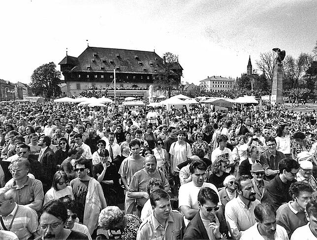 Bei der Enthüllung der Imperia am 24. April 1993 kamen tausende Einheimische und Besucher, um dabei zu sein, wenn die Hafenfigur ...