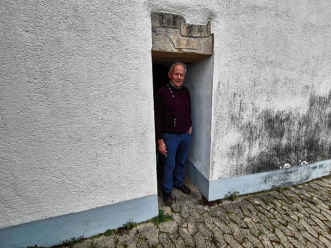 Fritz Rüd am Eingang zum Glockenturm. Der Kirchturm wurde 1554 gebaut.