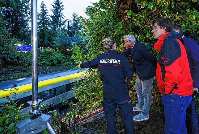Kreisbrandmeisterin des Landkreises Biberach, Charlotte Ziller, zeigt dem Landrat des Landkreises Biberach Mario Glaser, und ...