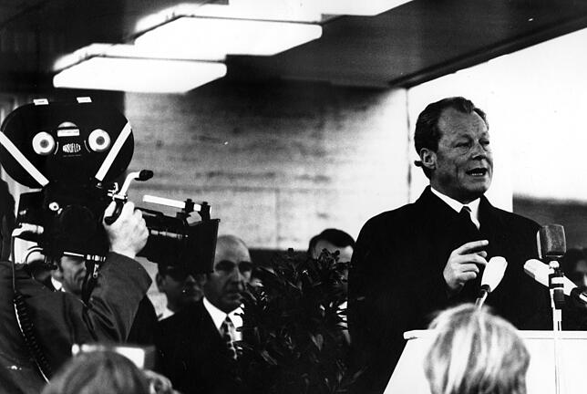 Das Fernsehen ist dabei, als Bundeskanzler Willy Brandt im März 1972 vor dem Singener Rathaus für seine Wiederwahl kämpfte.