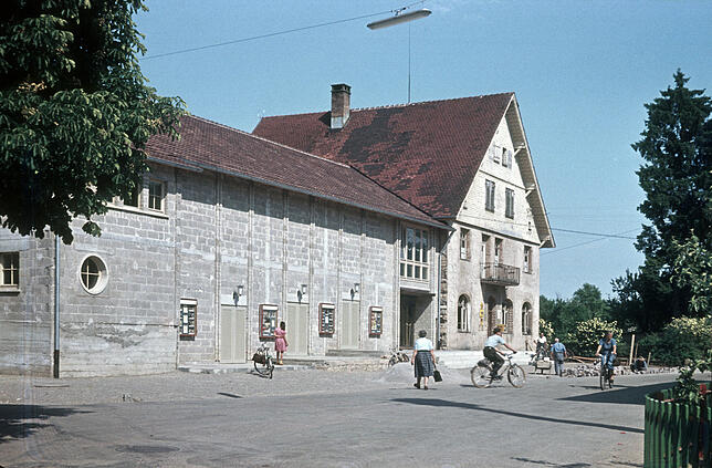 Das alte Rathaus in Unterlauchringen mit dem ehemaligen Lichtspielhaus Albrecht. Heute ist hier, in der Hauptsraße, das Modehaus Banholzer.