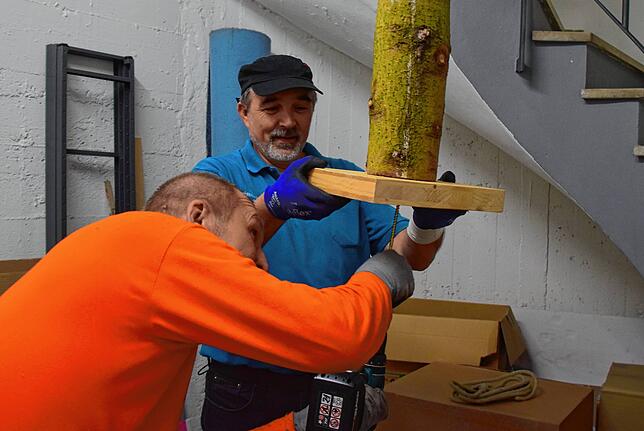 Bild 19: 18 Meter hoher Narrenbaum schwebt per Kran ins Museum ein: Der ungewöhnliche Einsatz der Zimmerergilde für die Fasnachts-Ausstellung in Bildern