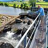 Lukas Müller von Wasserkraft Volk (WKV) in Gutach im Schwarzwald zeigt das firmeneigene Flusskraftwerk an der Elz. Das Flüsschen mündet ...