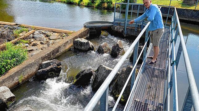 Lukas Müller von Wasserkraft Volk (WKV) in Gutach im Schwarzwald zeigt das firmeneigene Flusskraftwerk an der Elz. Das Flüsschen mündet ...