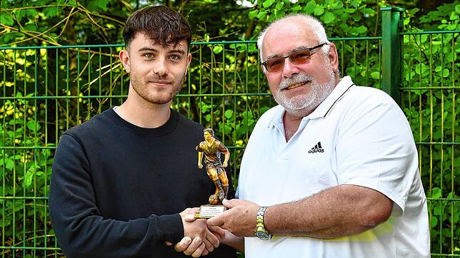 Ausgezeichnet: Sportredakteur Matthias Scheibengruber überreicht Paul Denz (links) am Rande des Spiels der Laufenburger U23 gegen die SG ...