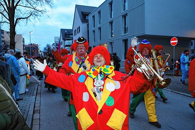 Bild 41: In Petershausen steht der Narrenbaum! Alle Fotos vom Freitagabend