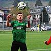 Alles im Blick: Abwehrspieler Marco Romano (Mitte, gegen Jestetten Torjäger Simon Müller) schaut mit dem Bezirksliga-Aufsteiger SV ...