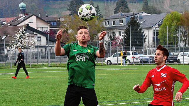 Alles im Blick: Abwehrspieler Marco Romano (Mitte, gegen Jestetten Torjäger Simon Müller) schaut mit dem Bezirksliga-Aufsteiger SV ...
