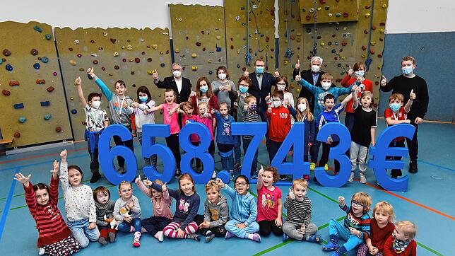 Daumen hoch für so viel Unterstützung: 658.743 Euro sind bei der SÜDKURIER-Spendenaktion zu Weihnachten zusammengekommen. 7500 ...