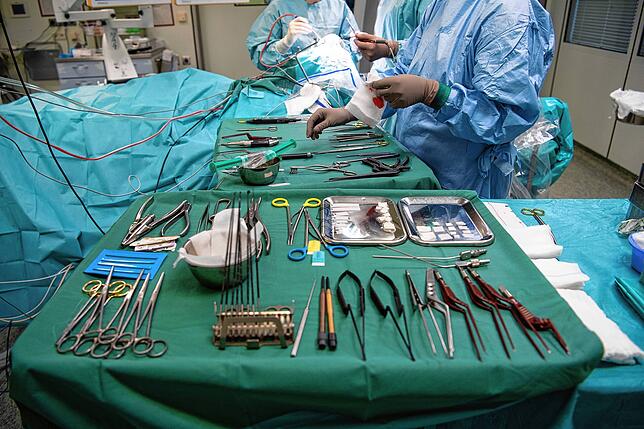 Operationsbesteck liegt während einer Operation in einer Klinik auf einem Tisch. Laut Branchennetzwerk Medical Mountains in Tuttlingen ...