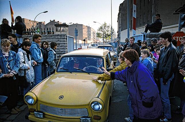 Freudiges Willkommen am 10. November 1989: Ein Trabant passiert den Berliner Grenzübergang Chausseestraße.