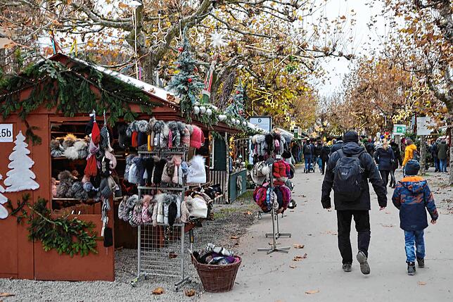 Zahlreiche Stände laden auf dem Weihnachtsmarkt Konstanz zum Bummeln ein.