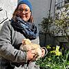 Tanja Ganschow und Henne Flocke im Garten. Die zutraulichen Tiere ziehen klein und groß in ihren Bann. Einige ihrer Kunden haben sich ...