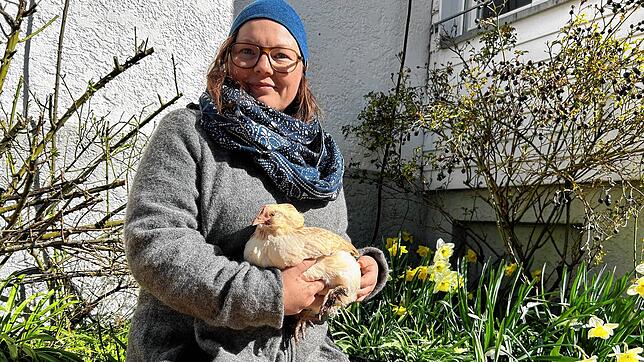 Tanja Ganschow und Henne Flocke im Garten. Die zutraulichen Tiere ziehen klein und groß in ihren Bann. Einige ihrer Kunden haben sich ...