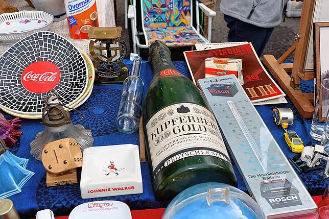 Bild 17: Konstanz – Altstadt-Flohmarkt auf dem Stephansplatz: Hier stöbern und feilschen die Konstanzer