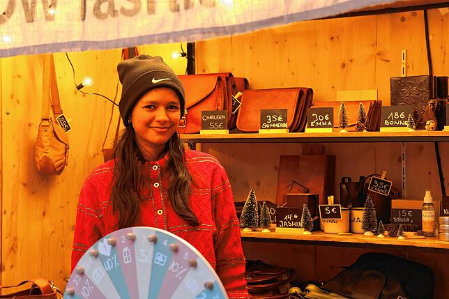Lisa Labatzky ist zum ersten Mal als Verkäuferin beim Weihnachtsmarkt. „Von der anderen Seite ist es schöner“, sagt sie.