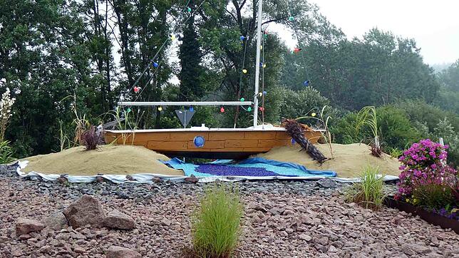 Den Sand für den Strand haben die Mitarbeiter von Bauhof und Stadtgärtnerei in der Sommerdekoration des Kreisel auf der B 27 mit ...