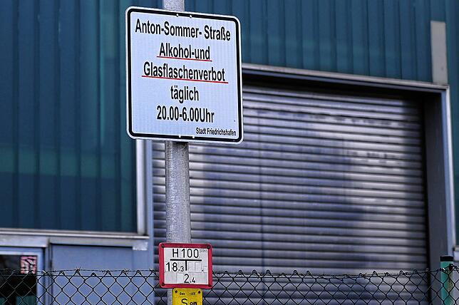 Konfliktpotenzial? Ein Hinweisschild direkt gegenüber an der Anton-Sommer-Straße.