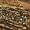 Eine alte Luftaufnahme zeigt den Blick über die Kernstadt Richtung Bregenberg mit Stadttor, Schulhaus und Stadtkirche.