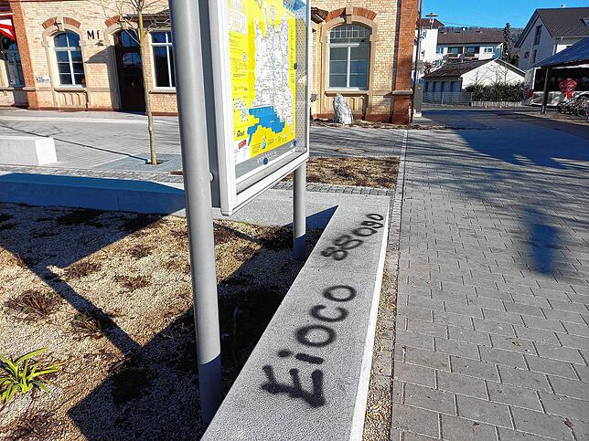 Grafitti-Schmierereien am Bahnhof: Auf Tafeln, Sitzmöbeln und an den Wänden hinterlassen die Sprayer ihre Botschaften. Für die Stadt der ...
