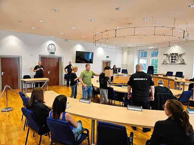 Urteil im Prozess zur Lienheimer Familientragödie: Der Angeklagte verbirgt sein Gesicht hinter einer Pappmappe.