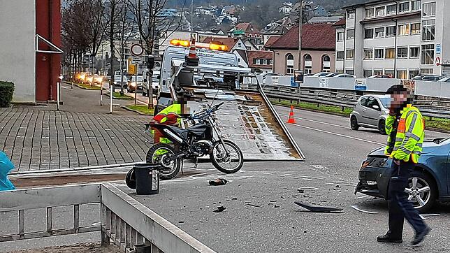 Der Unglücksort bei der Waldtorstraße in Waldshut eine Stunde nach dem Unfall mit einer 17-jährigen Zweiradfahrerin.