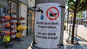 Ein Schild, das Schlimmeres verhindern soll – gesehen an einem Brunnen in der Niederen Straße in Villingen.