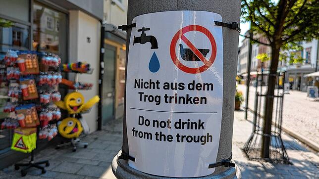 Ein Schild, das Schlimmeres verhindern soll – gesehen an einem Brunnen in der Niederen Straße in Villingen.