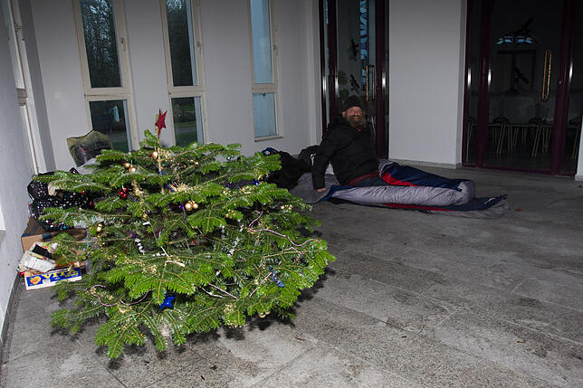 In Werner Husemanns Nachtlager im Eingangsbereich zur Kapelle im Litzelstetter Waldfriedhof steht nun sogar ein Weihnachtsbaum mit ...