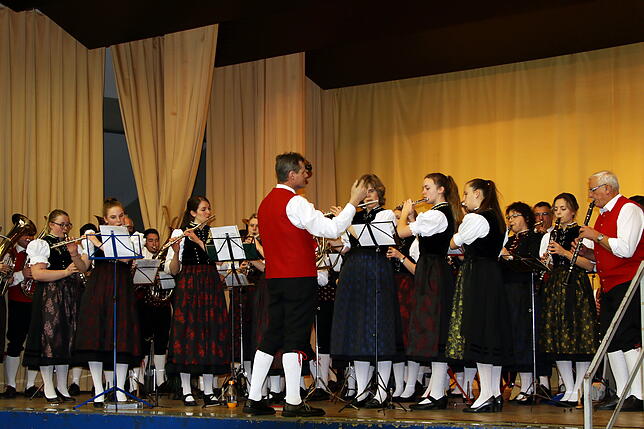 Bürgermeisterwahl Gemeinde Feldberg Zweiter Wahlgang 2019 Die Trachtenkapelle Falkau-Altglashütten spielte bei der
Bürgermeisterwahl Gemeinde Feldberg 2019