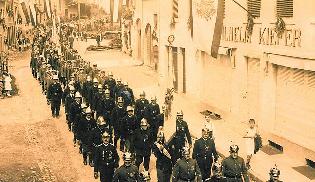 Kriegertag 1933 im Gedenken an die im Ersten Weltkrieg gefallenen Wehrer Soldaten: Rechts das 1897 errichtete Kaufhaus Wilhelm Kiefers.