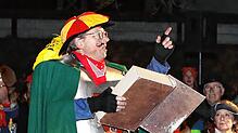 Ortsrichter Dedelius (Wolfgang Gut) verliest die Anklage, im Hintergrund die Burgfräulein von Allmendshofen.