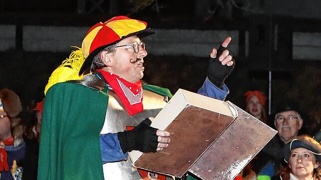 Ortsrichter Dedelius (Wolfgang Gut) verliest die Anklage, im Hintergrund die Burgfräulein von Allmendshofen.