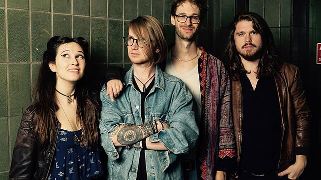 Yenga ist eine deutsch-niederländische Art Rock/Psychedelic-Band und wurde 2015 von Stella Polaris (von links), Sietse Ledema, Moritz ...