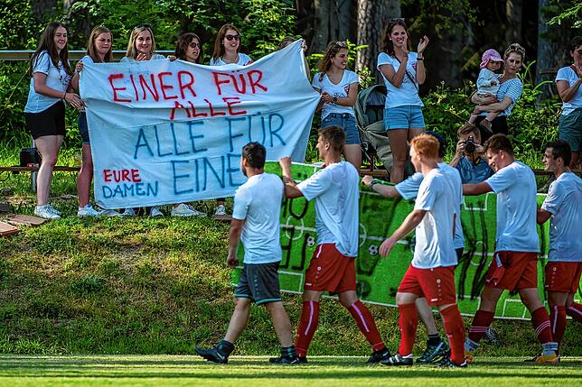 Echte Fans: Nach dem Titelgewinn am letzten Spieltag ließen sich die Fußballer des FC Schlüchttal von den Fußballerinnen der SG ...