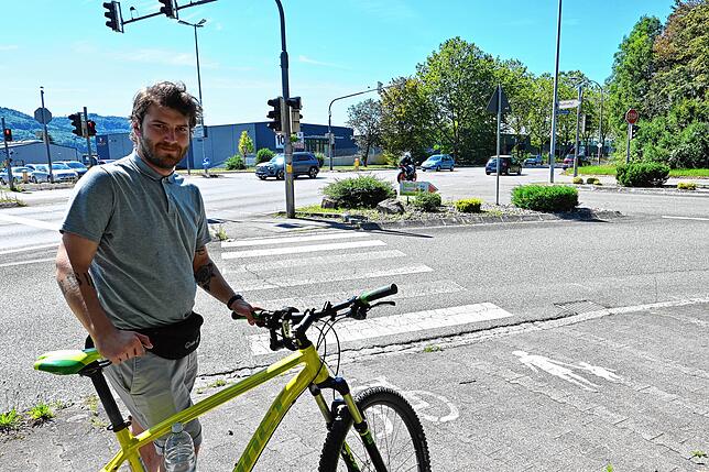 Unser Volontär Moritz Stein steht an einem neuralgischen Punkt des Radwegenetzes. An der Kreuzung der Bundesstraße 34/Jurastraße ist ...