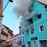 Die Brandbekämpfung geht zügig vonstatten.