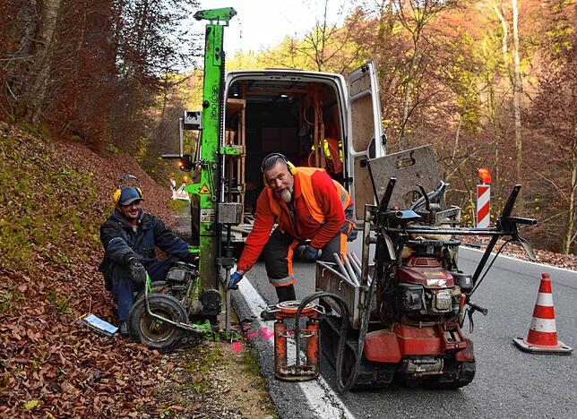 Eine Baustelle von vielen, Archivbild von 2021: David Wellner und Jan Dejong machen an der K6100 am Dettelbach eine Rammsondierung, um ...
