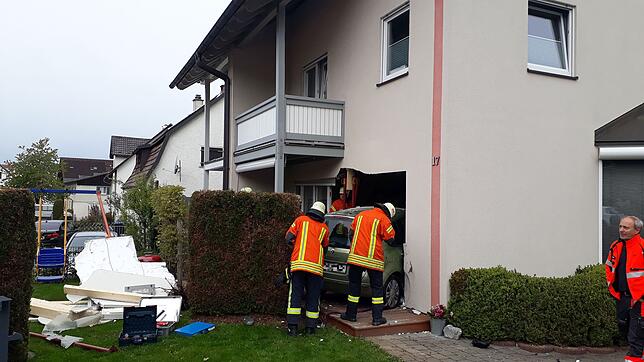 Blick von Außen auf das Wohnzimmer im Erdgeschoss.