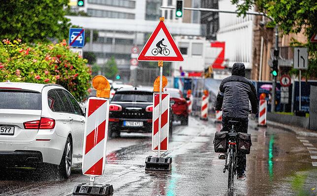 In der Coronazeit sind sie in Städten aufgetaucht und wurden sofort gut angenommen: Schnell eingerichtete Pop-up-Fahrradweg, wie dieser ...
